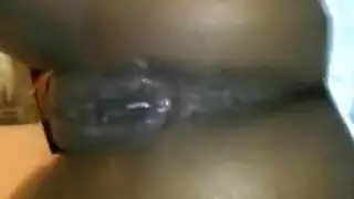 شاب وسيم يُستغل من قبل شقراء متطلبة في مشهد إباحي