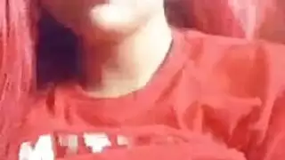 الفتاة السمراء الساخنة تفرك كسها الوردي الضيق أمام الكاميرا