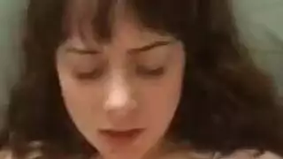 عيون زرقاء وفرج مشعر في هذا المشهد الإباحي الساخن