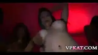 شباب الجمعية الطلابية يتناوبون على عاهرة جامعية سكرانة