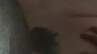 آسيوية بالكاد بالغة تمارس الجنس مع قضيبين في علاقة جماعية