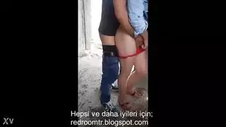 شباب أتراك يمارسون جنس خام في موقع بناء