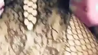 ربة المنوقة المُثيرة تغوي المدرس من أجل تمزيق عميق لكسيها