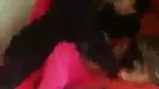 مدفوعة للنشوة: فتيات تلمس مهبلها المبلل وتخلع ملابسها