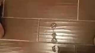 يصفع مؤخرتها بينما يفرغ خصيتيه في أعماقها