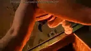 مغنية سمراء مكتنزة تتلقى مفاجأة قذف قوية على وجهها