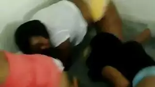 رجل يرضع الحليب من صدرها