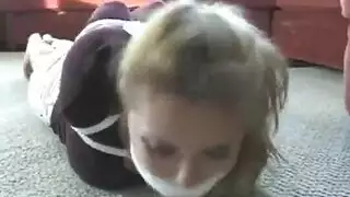 فتاة الربط تحصل على قضيب ضخم