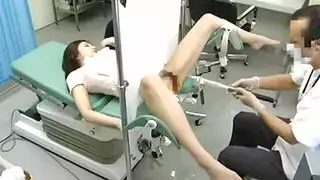 نيك طبي: طبيب يعطي فتاة آسيوية فحصًا هاردكور