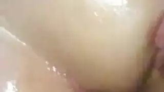 الزوجة بالخارج والجار بالداخل: ثلاث مراهقات يركبن قضيبه