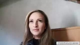  شقراء تحصل على قضيب كبير نابض يئن في مهبلها