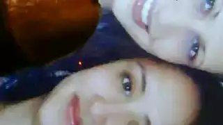 عاشقات مثلثات يتحولن إلى ثنائيات عندما ينضم قضيب صلب إلى مرحهن