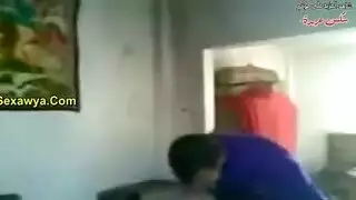 زنق مرات صحبه وبينيكها