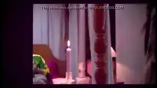 فتاة مثارة ترتدي نظارات تركب الأصابع في مشهد سحاقي إباحي