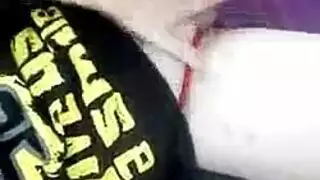 شقراء مثيرة تمص قضيبًا وهي ترتدي جوارب حمراء مثيرة بورن صريح