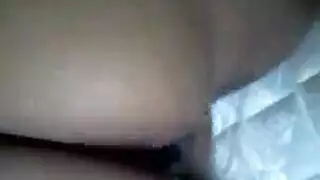 الكلبة النحيفة تئن وهي تشاهد صديقيها يلعقان كس بعضهما البعض المبلول