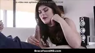 سمراء ممتلئة تبلع القضيب ثم تمارس الجنس الخلفي العنيف