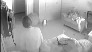 الام تغير ملابسها والابن يراقبها