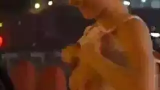 عارضة كام ساخنة تخلع الملابس الداخلية وتغويك بقوة