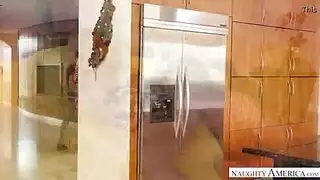 عاهرة مثارة ترتدي جوارب طويلة تدخل أصابعها في فتحة فرجها الواسعة
