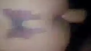 فالنتينا كوين تخلع ملابسها بإثارة في الحمام وتداعب كسها المشعر