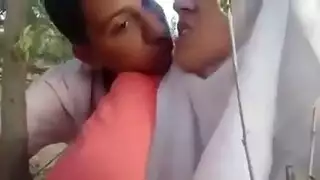 حبيبة مغربية ساخنة تستمتع بتقبيل عميق ومعاملة جنسية قاسية