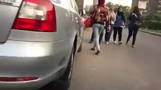 مشية إغراء حجابة: منحرف يكبّر على خديها المثيرين