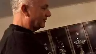 بداية جنس جماعي: بنتان تركبان وتمتصان شاب