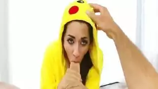 فتاة مراهقة تأخذ زبًا لمكافأة بوكيمون جو