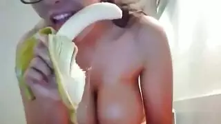 الفتاة الجميلة تظهر نفسها وثدييها الحليبيين وتلعب بموزة في مهبلها