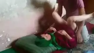 محجبة بيضاء كريمية تتعرض للضرب القوي في وضعية الكلب