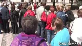 عاشق صغير طازج مدمن على تقديم الجنس الفموي مجانًا