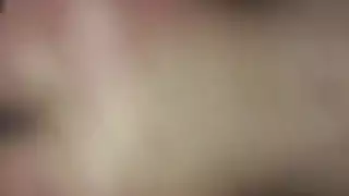 نجم إباحي آسيوي يخلع ملابسه ويستمني قضيب رجل