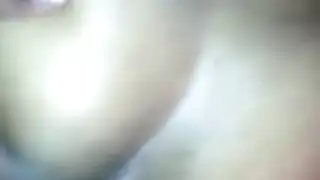 هاوية بيضاء تحاول مص قضيب أسود ضخم بعمق