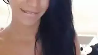 شيميل ساخنة زبها كبير نار تستعرض جمالها بالكيلوت والأندر الأبيض وتخرج زبها الكبير