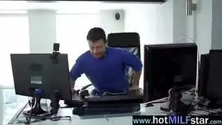 جنس شرجمي جماعي بقضيب عملاق: عاهرات طماعة تمتلئ