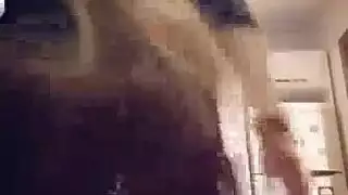 تصوير عادي: رقصة زوجة إباحية واهتزاز الطيز يؤدي إلى جنس قاسٍ