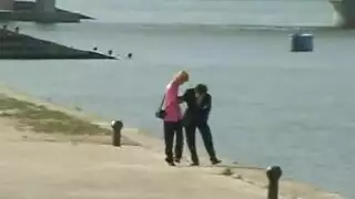 لقاء مثلي حار في الحانة يتحول إلى جنس صريح