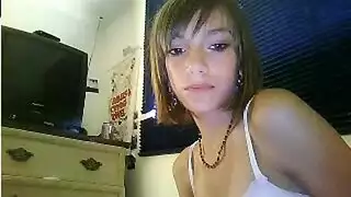 المراهقة الحارة تبرز ثدييها الكبيرين ومؤخرتها المثيرة لصديقها على الكاميرا