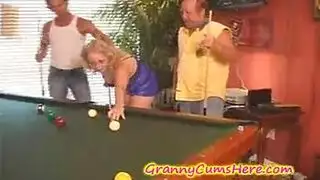 نمرة ثرية ومثارة تخوض علاقة على الطريقة الإباحية خلف ظهور الجميع